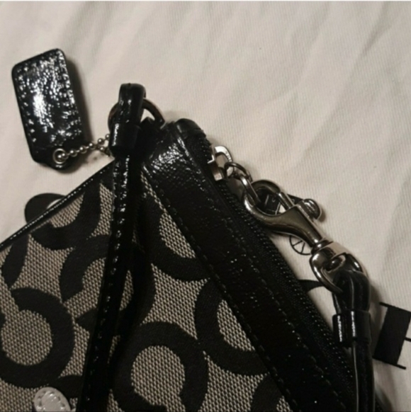 Rare Coach Poppy Black and White Floral Wristlet EUC TO LIKE NEW - Picture 4 of 8